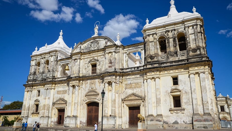 León